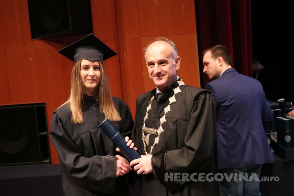 FPMOZ: Pogledajte tko je sve jučer dobio diplomu na svečanoj promociji diplomanata