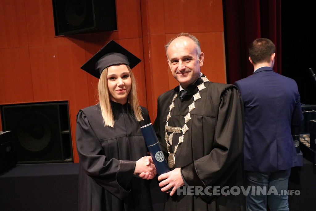 FPMOZ: Pogledajte tko je sve jučer dobio diplomu na svečanoj promociji diplomanata