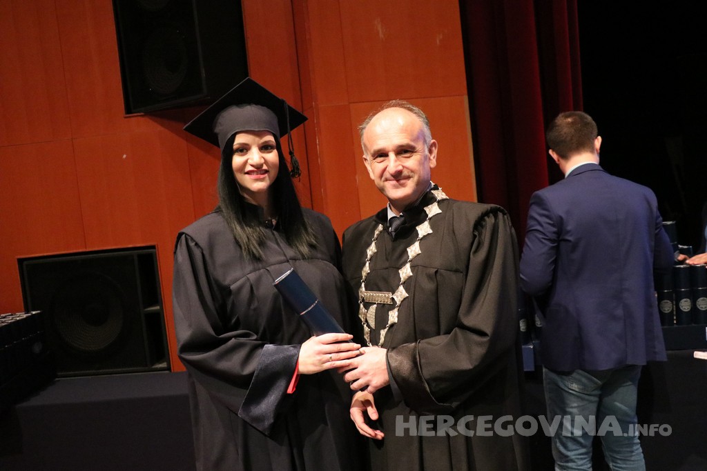 FPMOZ: Pogledajte tko je sve jučer dobio diplomu na svečanoj promociji diplomanata