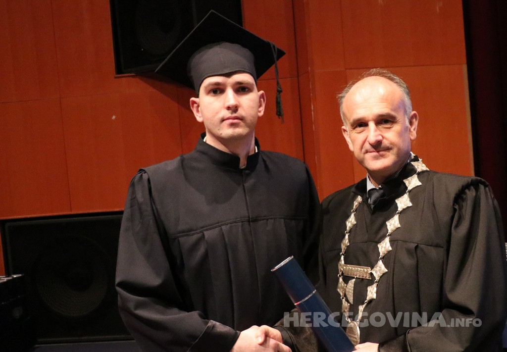 FPMOZ: Pogledajte tko je sve jučer dobio diplomu na svečanoj promociji diplomanata