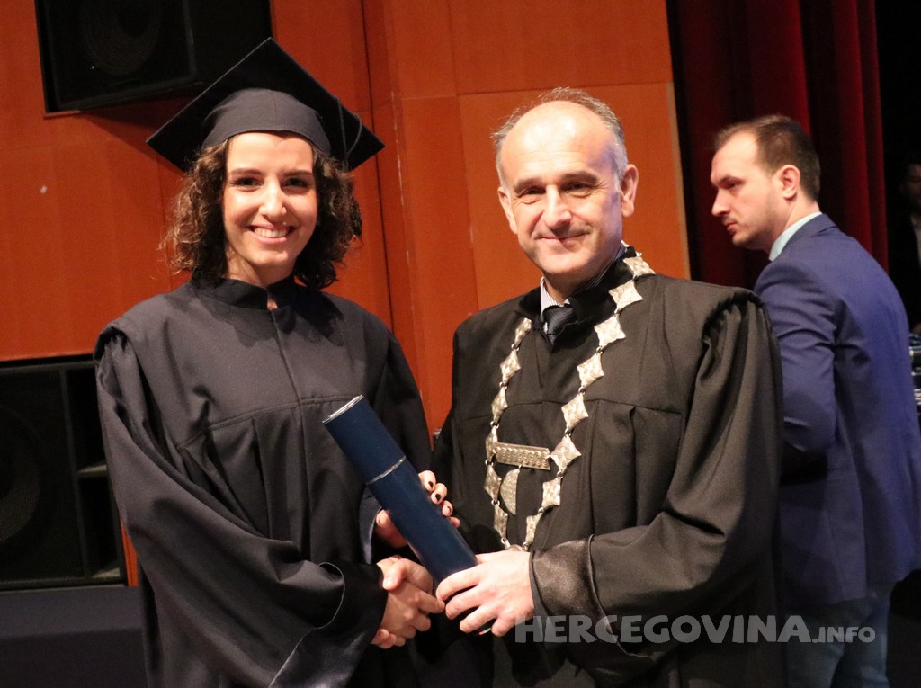 FPMOZ: Pogledajte tko je sve jučer dobio diplomu na svečanoj promociji diplomanata