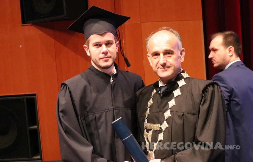 FPMOZ: Pogledajte tko je sve jučer dobio diplomu na svečanoj promociji diplomanata