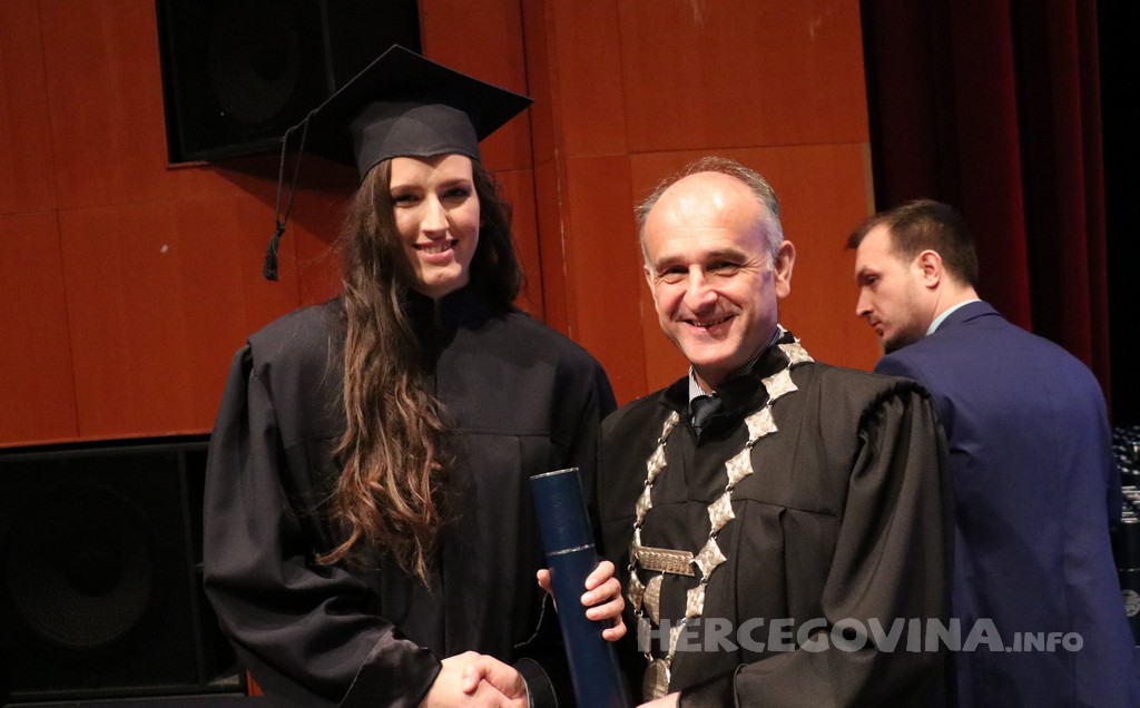 FPMOZ: Pogledajte tko je sve jučer dobio diplomu na svečanoj promociji diplomanata