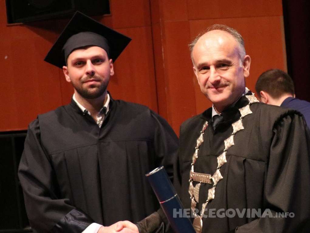 FPMOZ: Pogledajte tko je sve jučer dobio diplomu na svečanoj promociji diplomanata