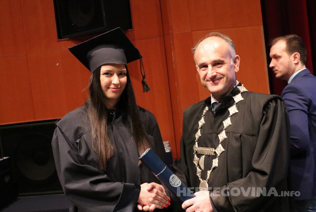 FPMOZ: Pogledajte tko je sve jučer dobio diplomu na svečanoj promociji diplomanata