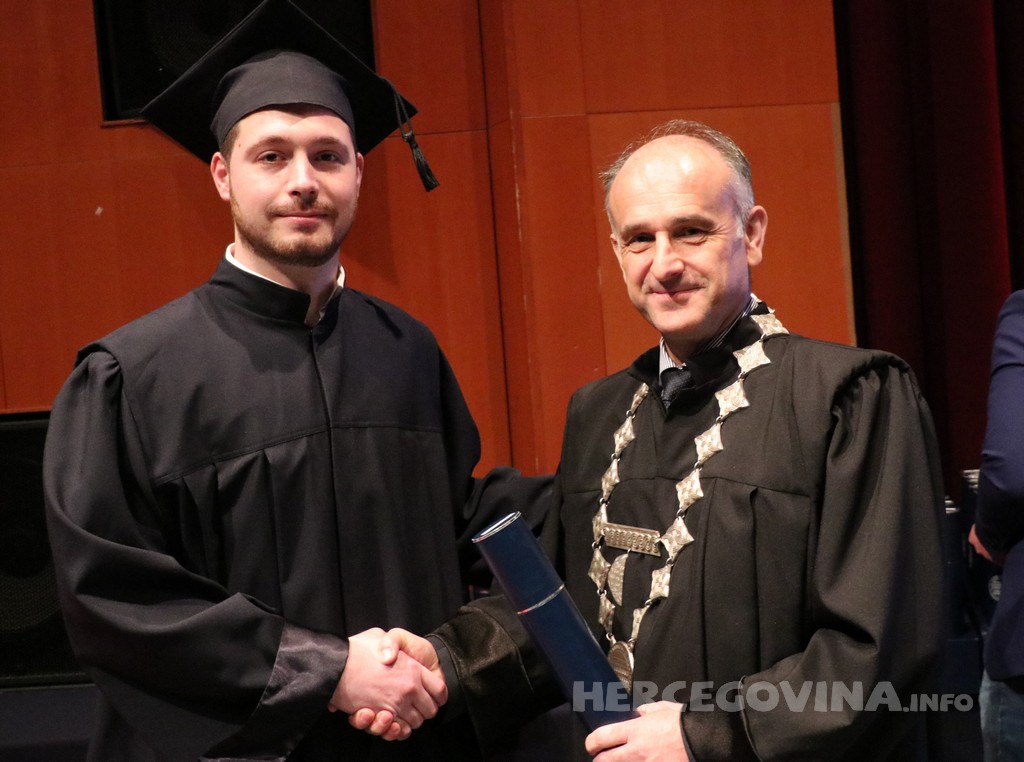 FPMOZ: Pogledajte tko je sve jučer dobio diplomu na svečanoj promociji diplomanata