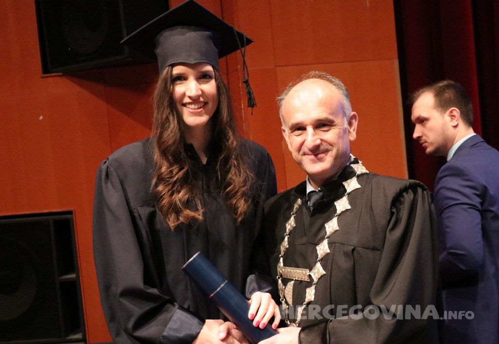 FPMOZ: Pogledajte tko je sve jučer dobio diplomu na svečanoj promociji diplomanata