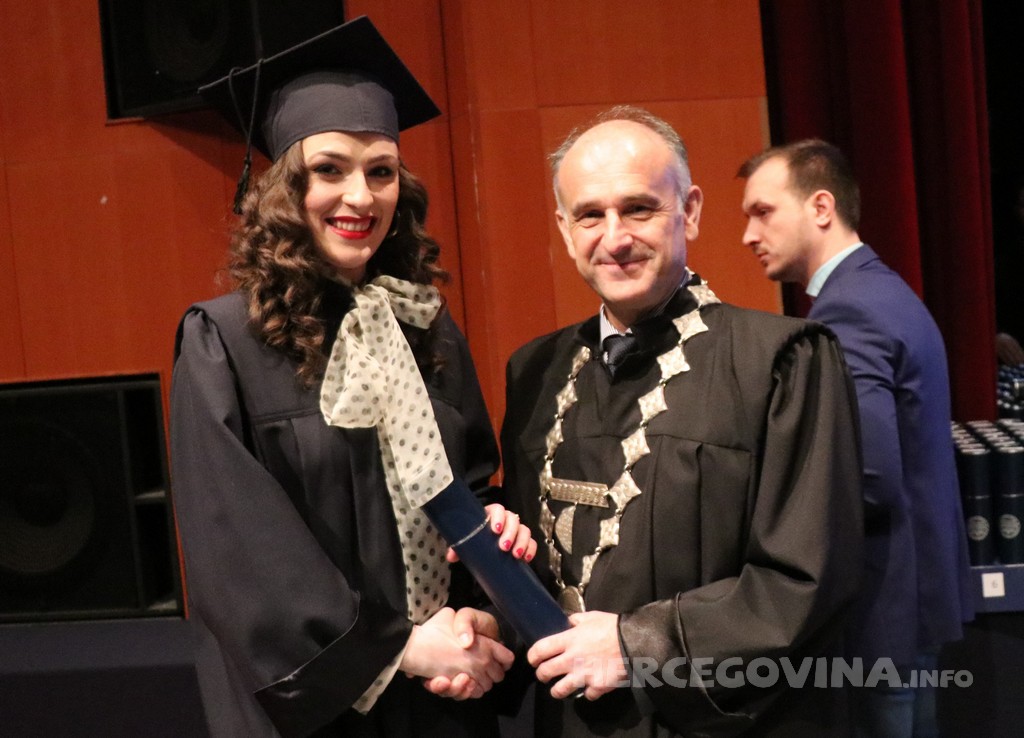 FPMOZ: Pogledajte tko je sve jučer dobio diplomu na svečanoj promociji diplomanata