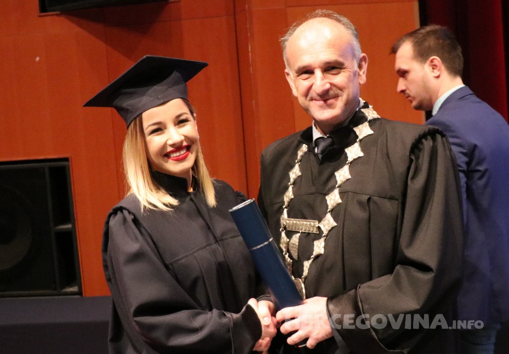FPMOZ: Pogledajte tko je sve jučer dobio diplomu na svečanoj promociji diplomanata