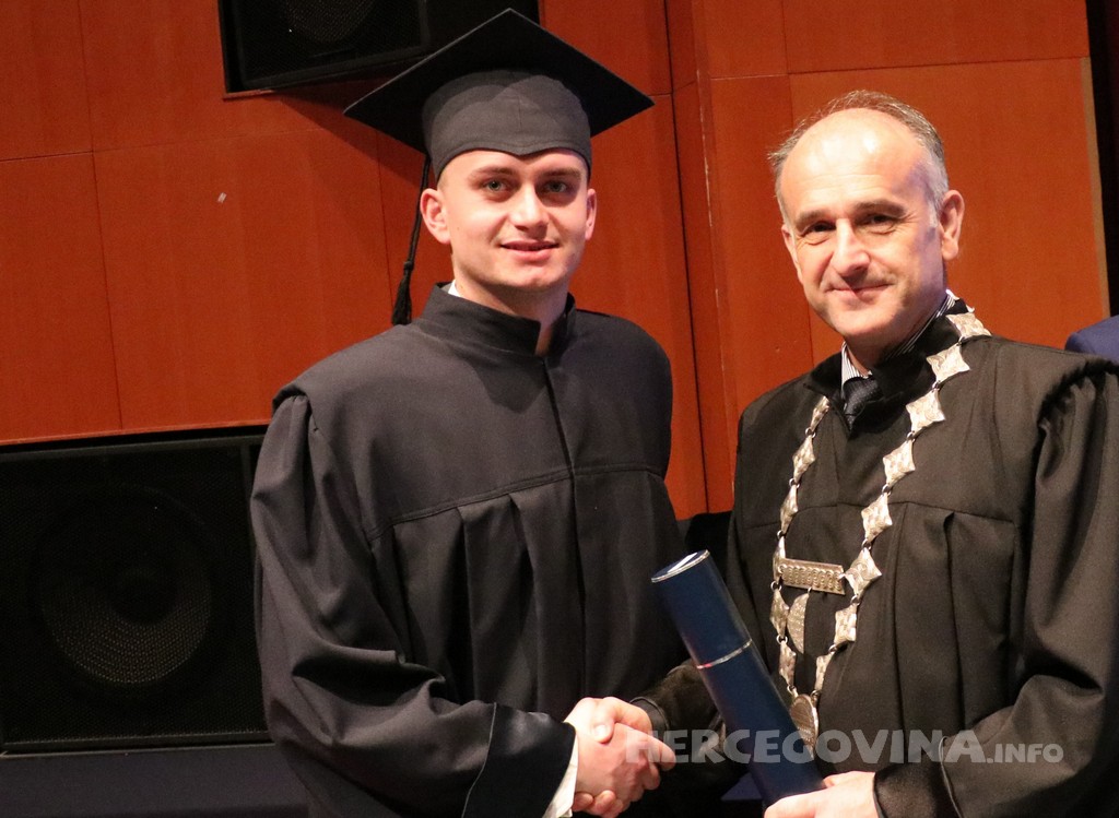 FPMOZ: Pogledajte tko je sve jučer dobio diplomu na svečanoj promociji diplomanata