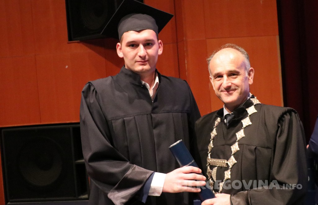 FPMOZ: Pogledajte tko je sve jučer dobio diplomu na svečanoj promociji diplomanata