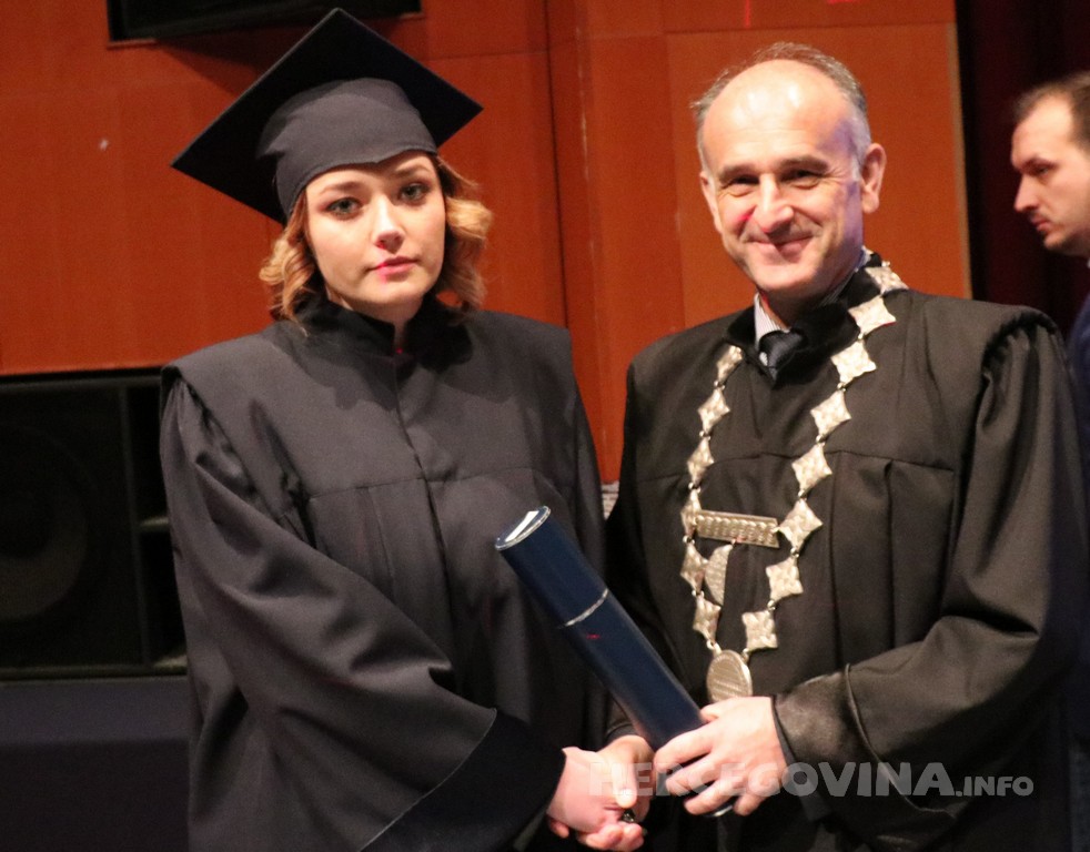 FPMOZ: Pogledajte tko je sve jučer dobio diplomu na svečanoj promociji diplomanata