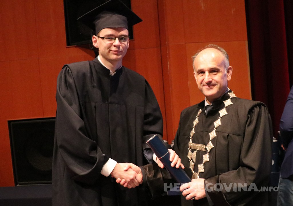 FPMOZ: Pogledajte tko je sve jučer dobio diplomu na svečanoj promociji diplomanata