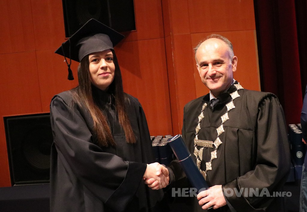 FPMOZ: Pogledajte tko je sve jučer dobio diplomu na svečanoj promociji diplomanata