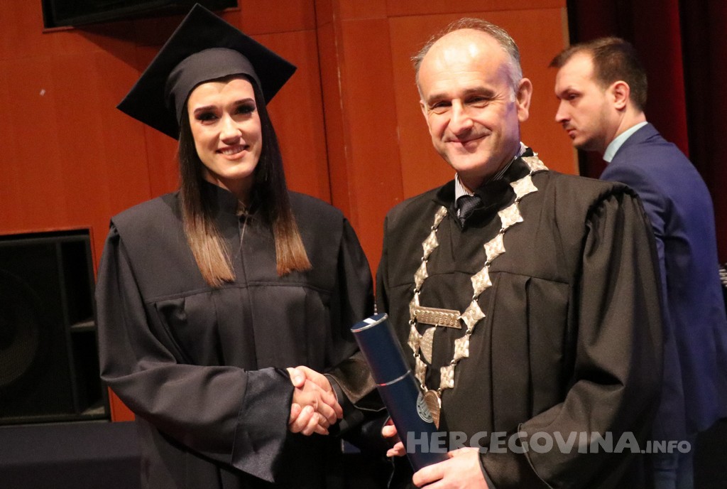 FPMOZ: Pogledajte tko je sve jučer dobio diplomu na svečanoj promociji diplomanata