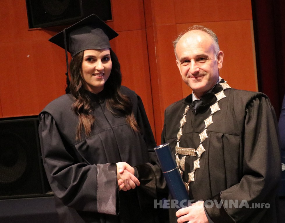 FPMOZ: Pogledajte tko je sve jučer dobio diplomu na svečanoj promociji diplomanata