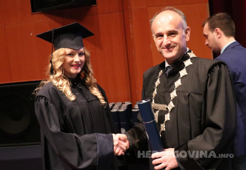 FPMOZ: Pogledajte tko je sve jučer dobio diplomu na svečanoj promociji diplomanata