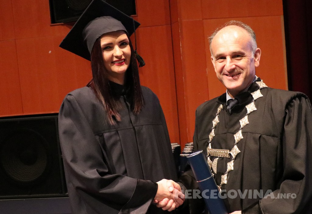 FPMOZ: Pogledajte tko je sve jučer dobio diplomu na svečanoj promociji diplomanata