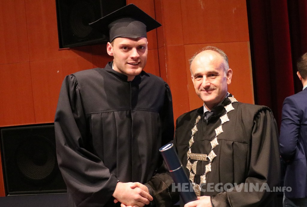FPMOZ: Pogledajte tko je sve jučer dobio diplomu na svečanoj promociji diplomanata