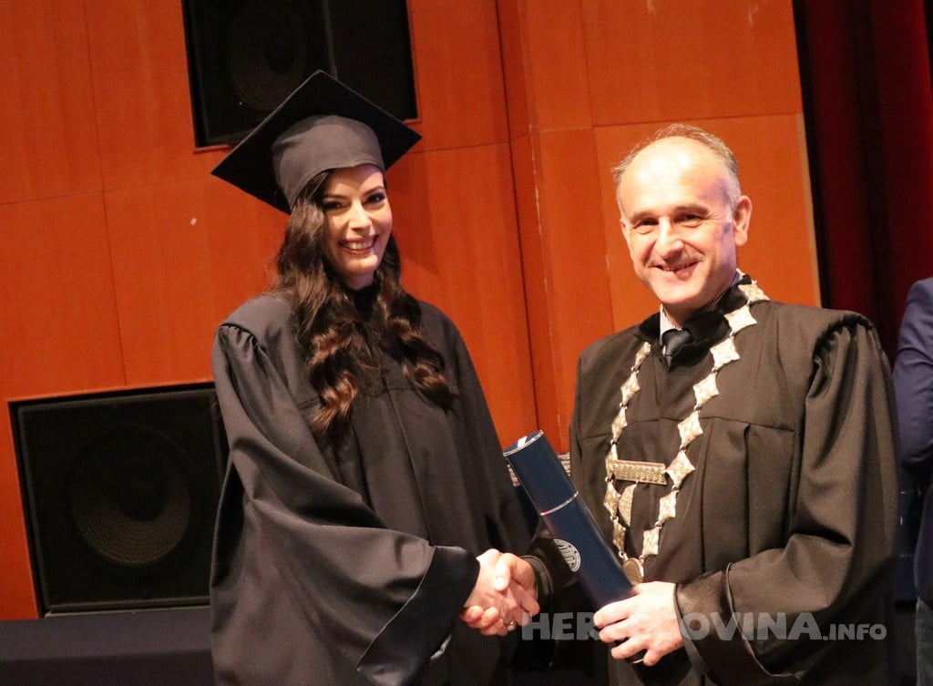 FPMOZ: Pogledajte tko je sve jučer dobio diplomu na svečanoj promociji diplomanata