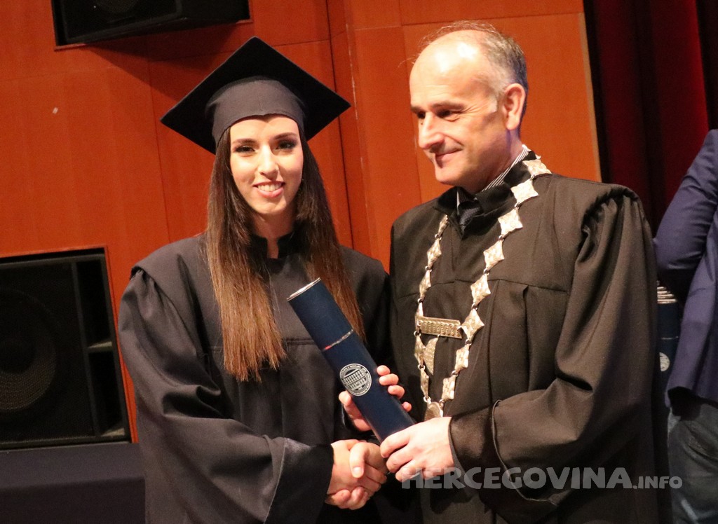 FPMOZ: Pogledajte tko je sve jučer dobio diplomu na svečanoj promociji diplomanata