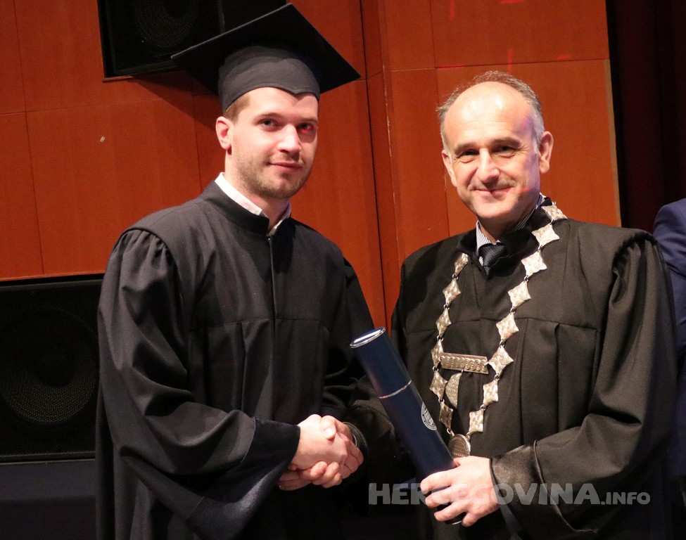 FPMOZ: Pogledajte tko je sve jučer dobio diplomu na svečanoj promociji diplomanata