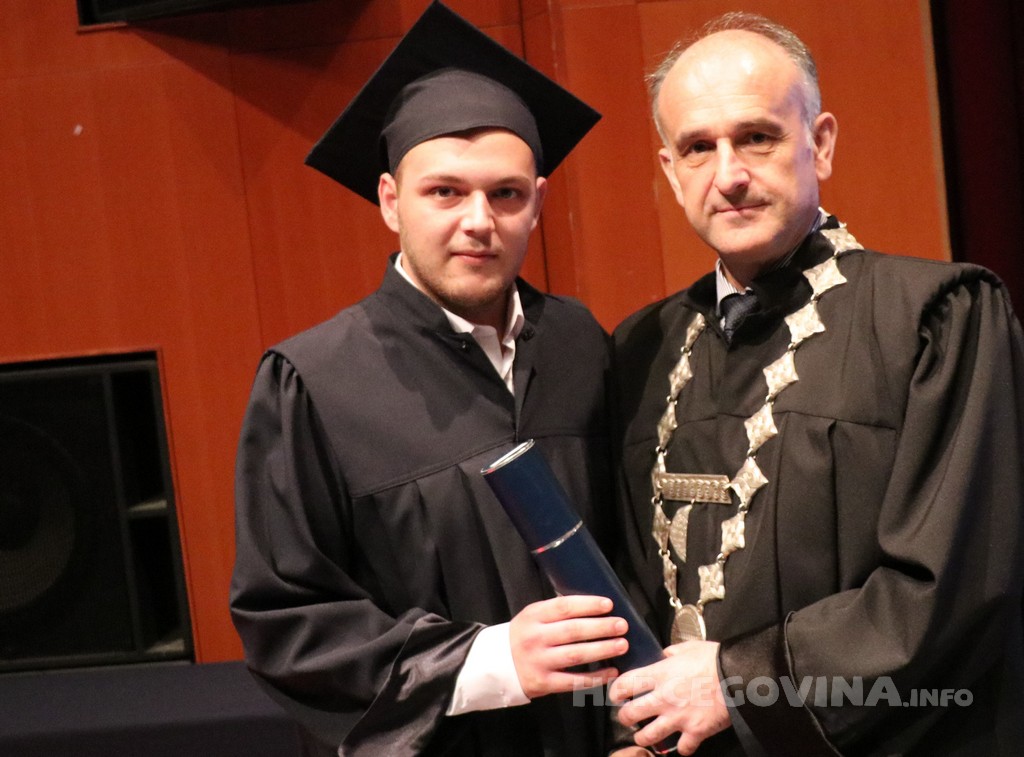 FPMOZ: Pogledajte tko je sve jučer dobio diplomu na svečanoj promociji diplomanata