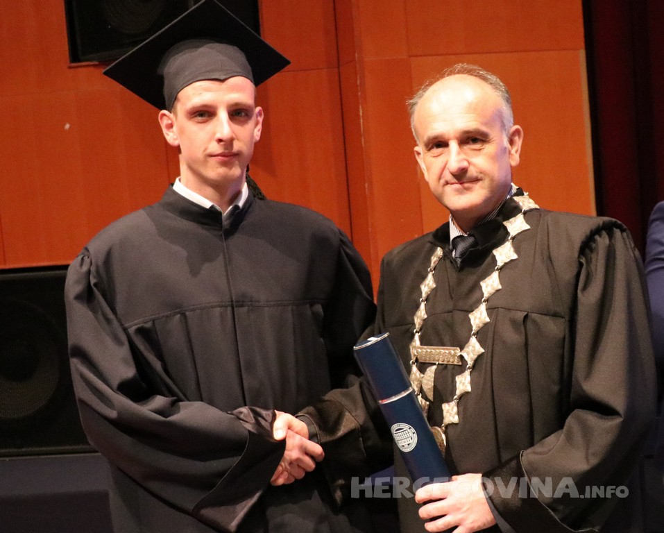 FPMOZ: Pogledajte tko je sve jučer dobio diplomu na svečanoj promociji diplomanata