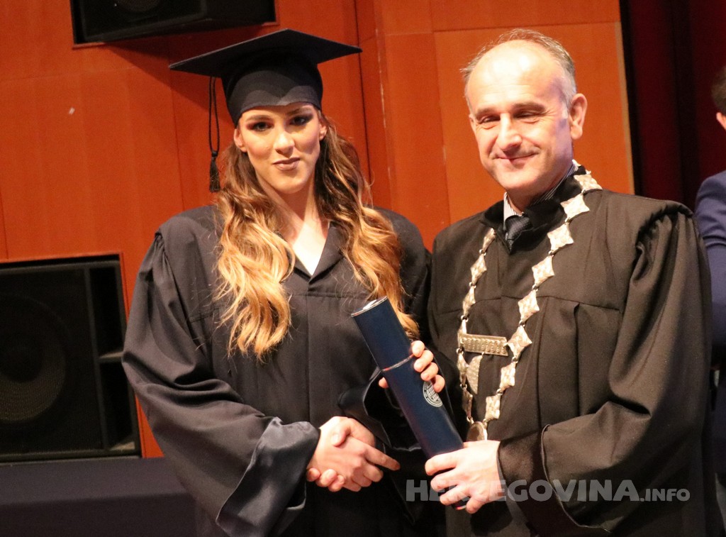 FPMOZ: Pogledajte tko je sve jučer dobio diplomu na svečanoj promociji diplomanata