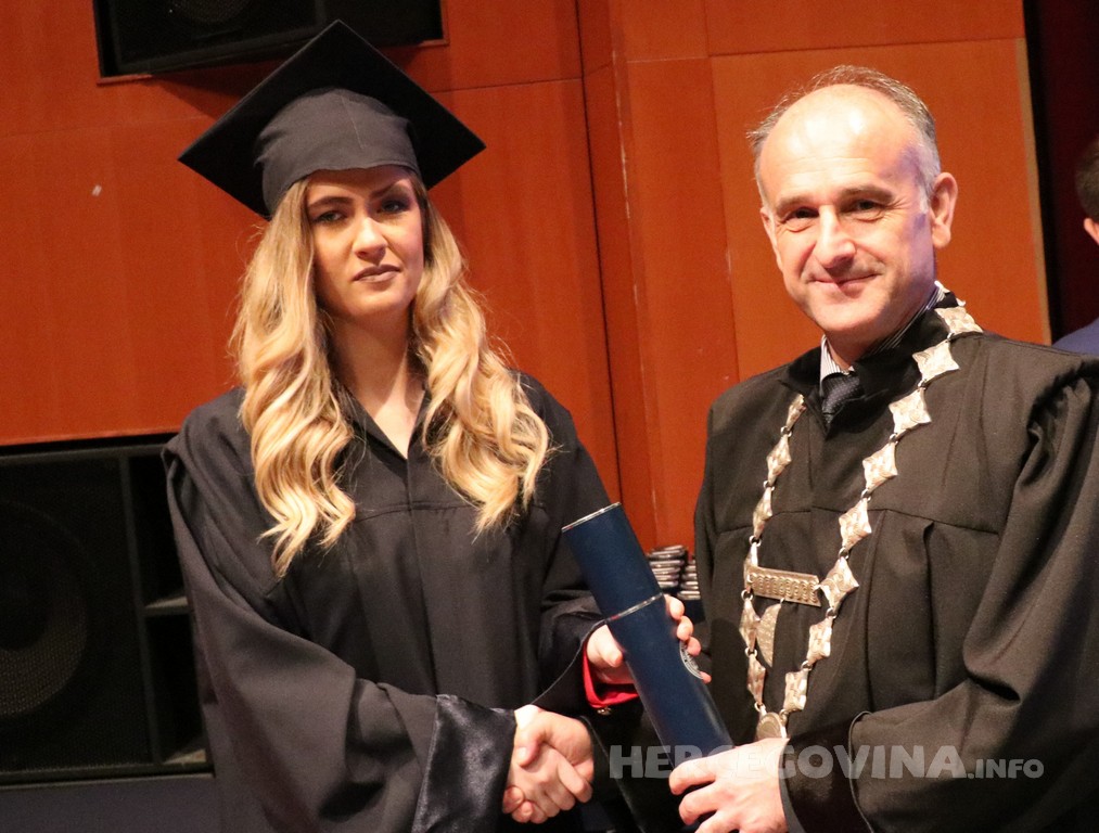 FPMOZ: Pogledajte tko je sve jučer dobio diplomu na svečanoj promociji diplomanata