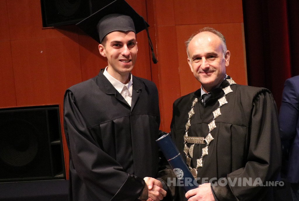 FPMOZ: Pogledajte tko je sve jučer dobio diplomu na svečanoj promociji diplomanata