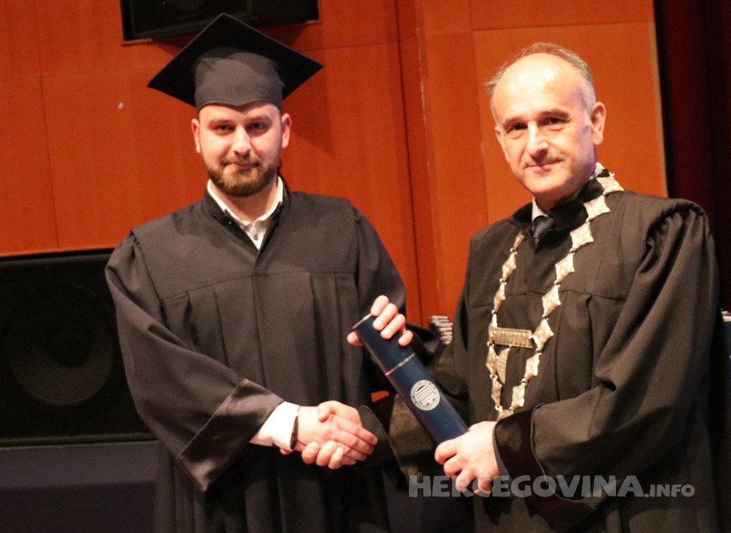 FPMOZ: Pogledajte tko je sve jučer dobio diplomu na svečanoj promociji diplomanata