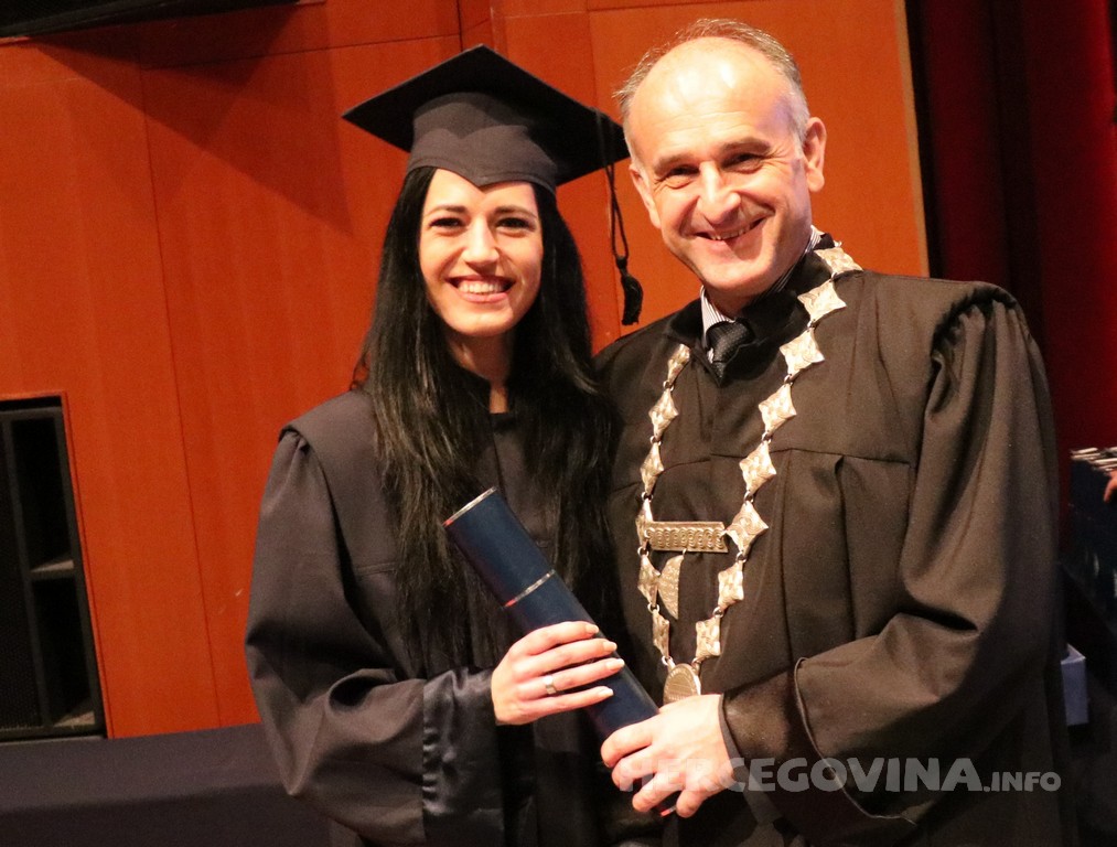 FPMOZ: Pogledajte tko je sve jučer dobio diplomu na svečanoj promociji diplomanata