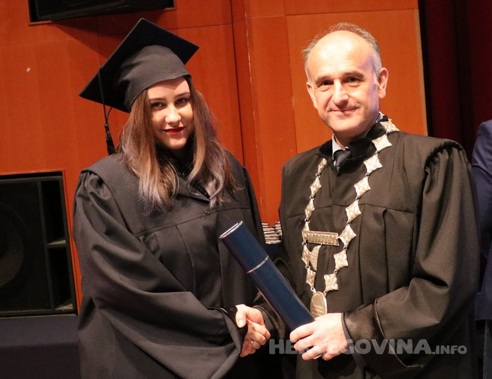 FPMOZ: Pogledajte tko je sve jučer dobio diplomu na svečanoj promociji diplomanata