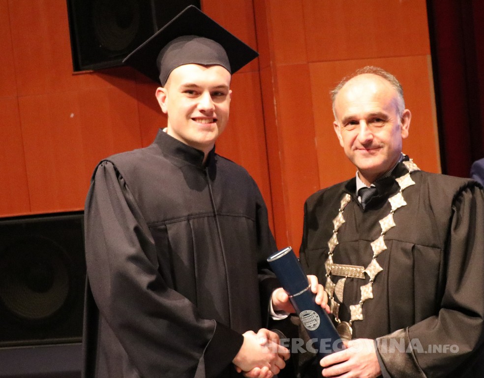 FPMOZ: Pogledajte tko je sve jučer dobio diplomu na svečanoj promociji diplomanata