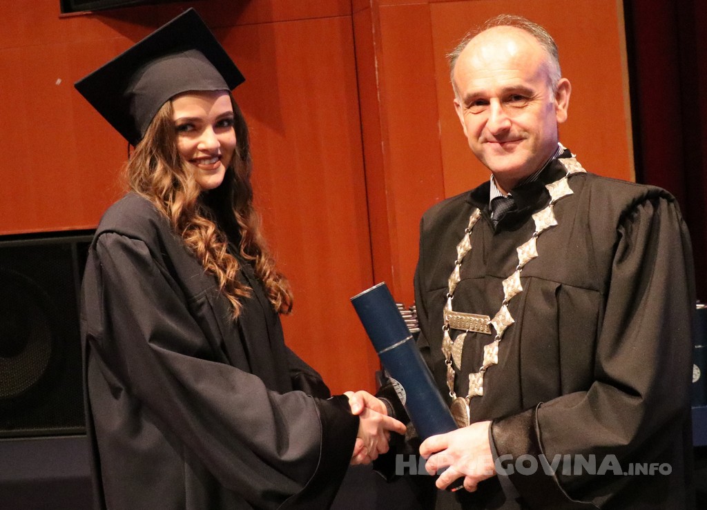 FPMOZ: Pogledajte tko je sve jučer dobio diplomu na svečanoj promociji diplomanata