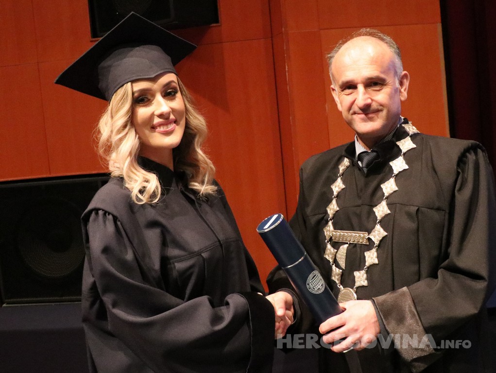 FPMOZ: Pogledajte tko je sve jučer dobio diplomu na svečanoj promociji diplomanata