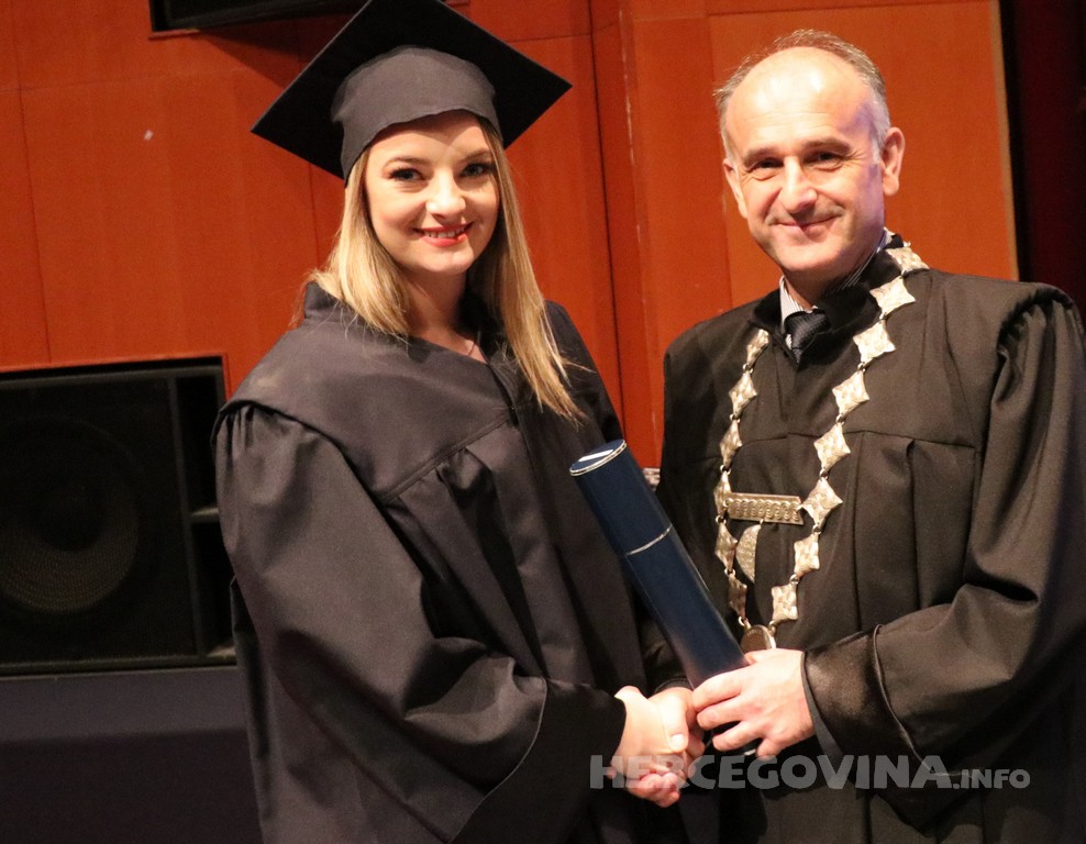 FPMOZ: Pogledajte tko je sve jučer dobio diplomu na svečanoj promociji diplomanata