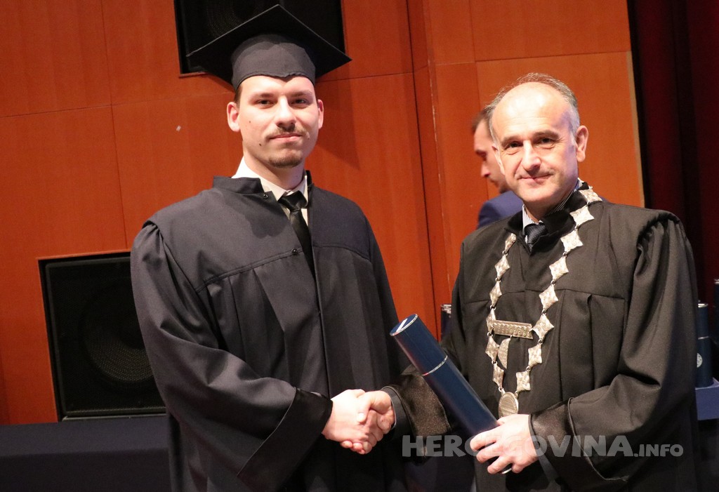 FPMOZ: Pogledajte tko je sve jučer dobio diplomu na svečanoj promociji diplomanata