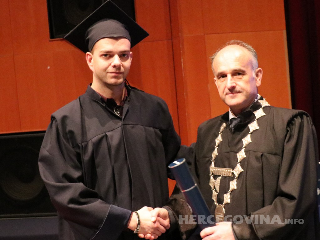 FPMOZ: Pogledajte tko je sve jučer dobio diplomu na svečanoj promociji diplomanata