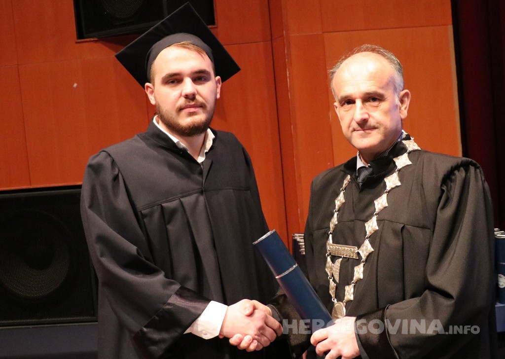FPMOZ: Pogledajte tko je sve jučer dobio diplomu na svečanoj promociji diplomanata