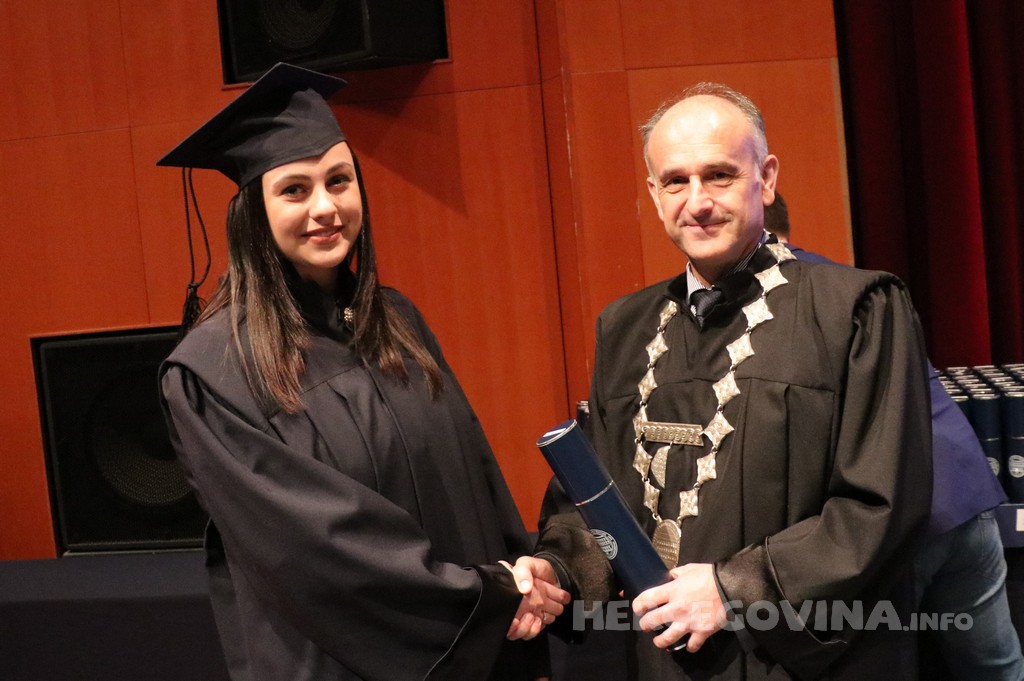 FPMOZ: Pogledajte tko je sve jučer dobio diplomu na svečanoj promociji diplomanata