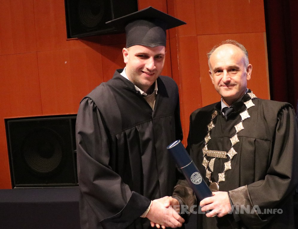 FPMOZ: Pogledajte tko je sve jučer dobio diplomu na svečanoj promociji diplomanata