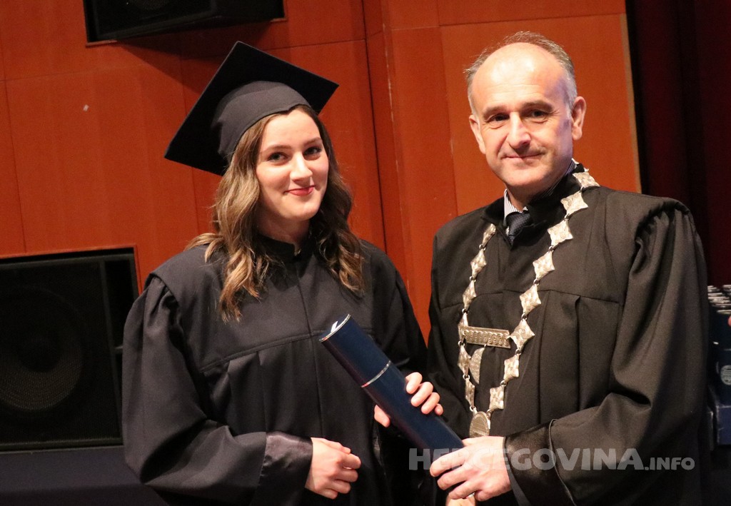 FPMOZ: Pogledajte tko je sve jučer dobio diplomu na svečanoj promociji diplomanata