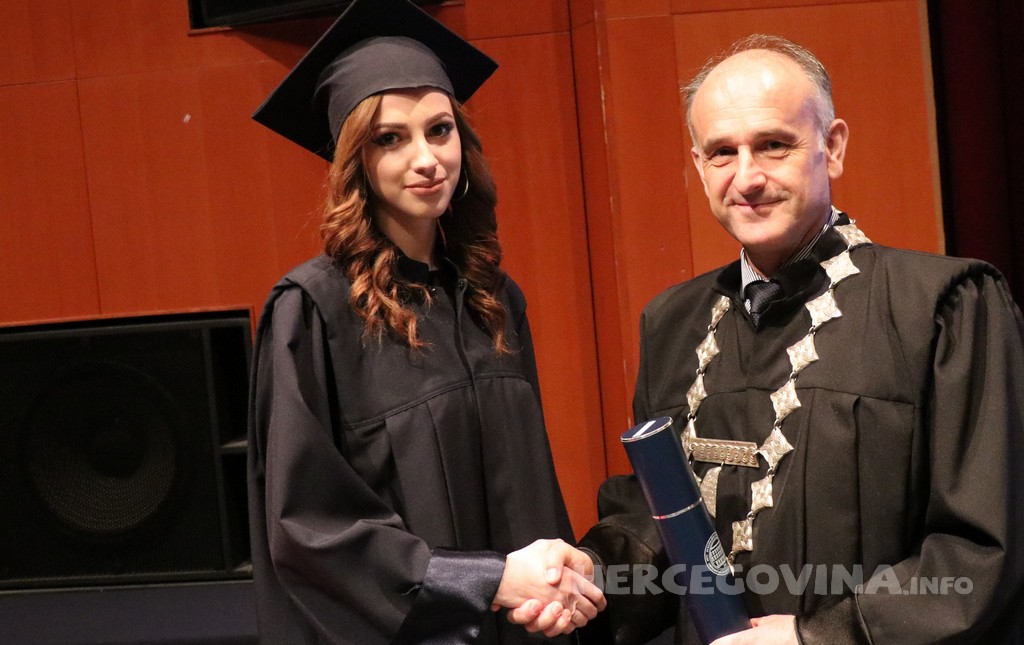 FPMOZ: Pogledajte tko je sve jučer dobio diplomu na svečanoj promociji diplomanata