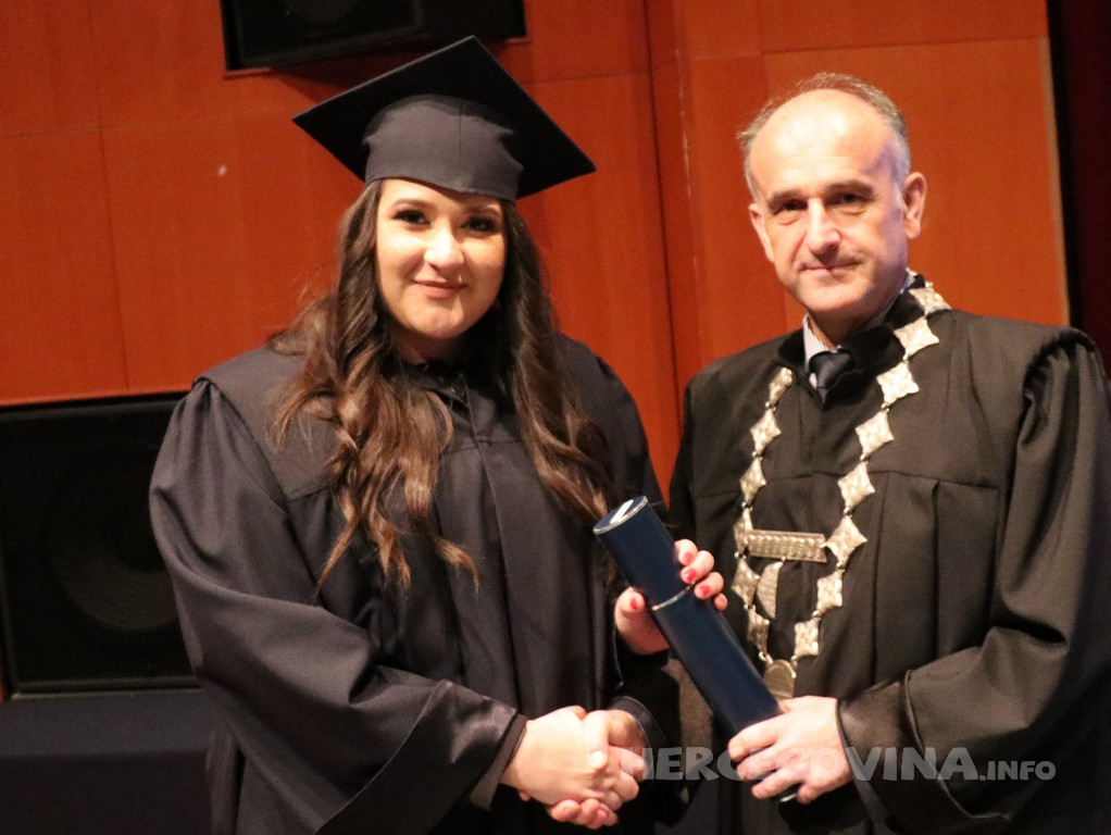 FPMOZ: Pogledajte tko je sve jučer dobio diplomu na svečanoj promociji diplomanata