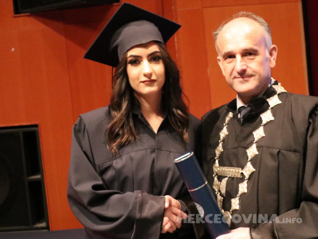 FPMOZ: Pogledajte tko je sve jučer dobio diplomu na svečanoj promociji diplomanata