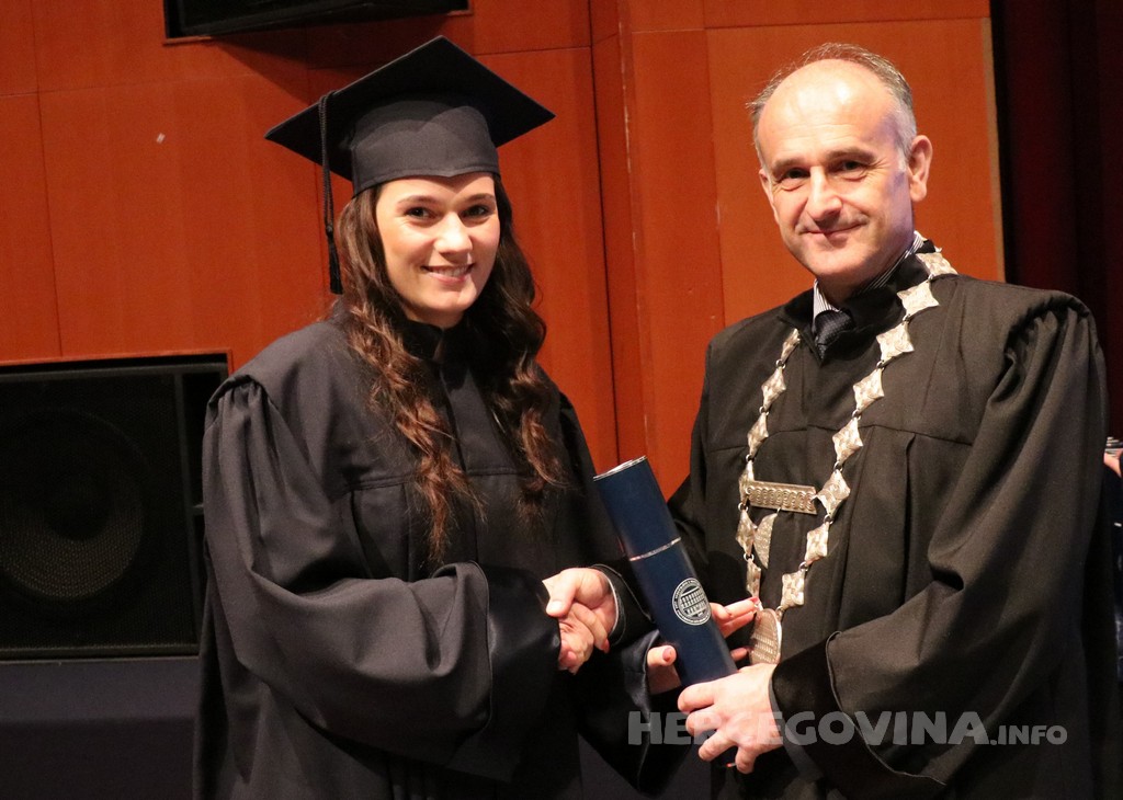 FPMOZ: Pogledajte tko je sve jučer dobio diplomu na svečanoj promociji diplomanata