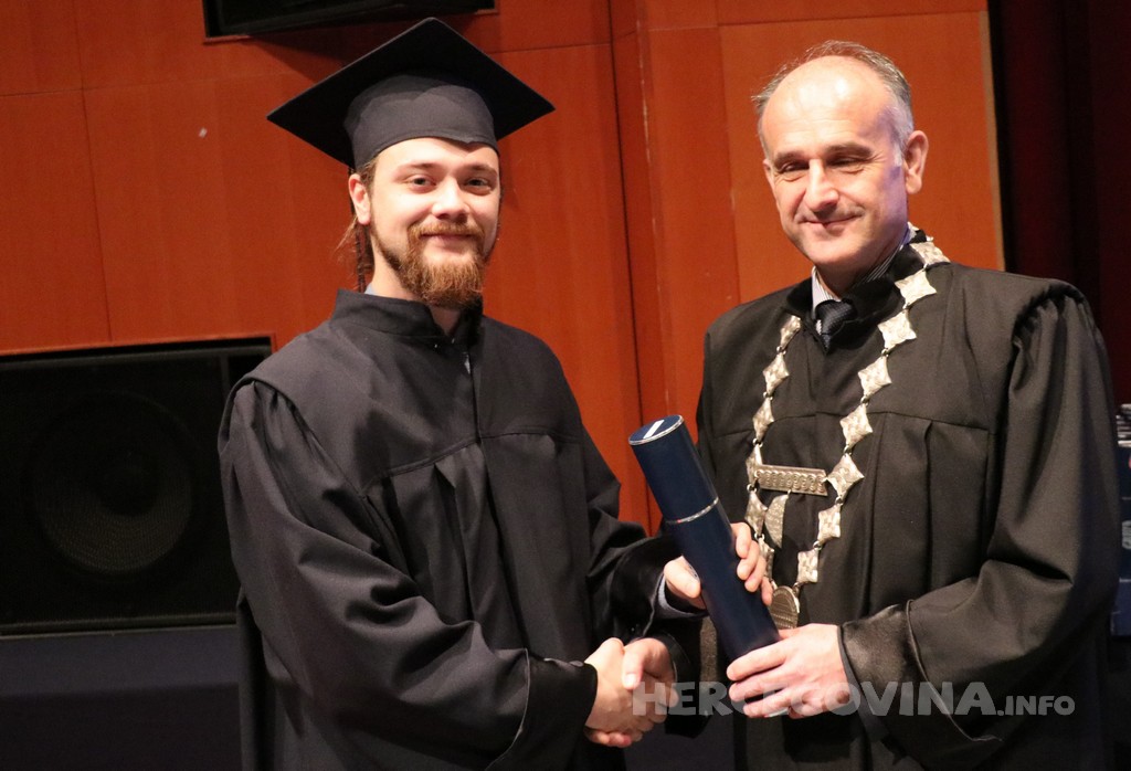 FPMOZ: Pogledajte tko je sve jučer dobio diplomu na svečanoj promociji diplomanata