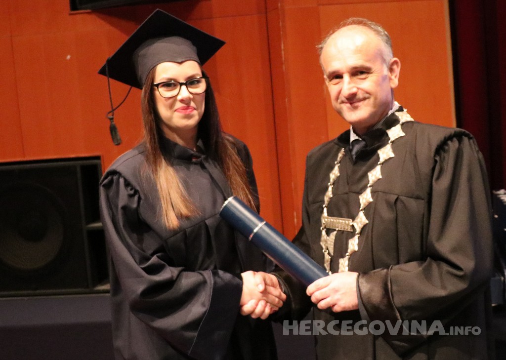 FPMOZ: Pogledajte tko je sve jučer dobio diplomu na svečanoj promociji diplomanata